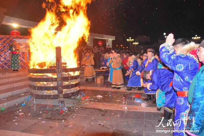 乌珠穆沁蒙古人集体祭火仪式      