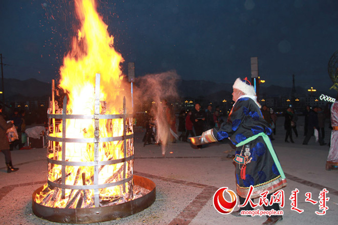 德都蒙古人集体祭火仪式      
