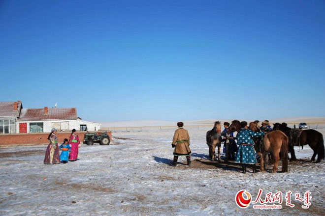 乌珠穆沁蒙古人拜年图片      
